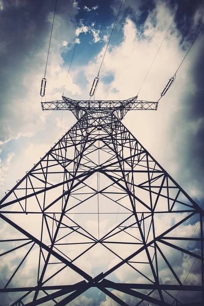 曇り空を背景に電気のパイロン — ストック写真