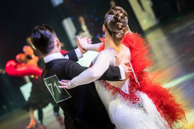 dans yarışmasında beyaz elbiseli dans balo salonu çift