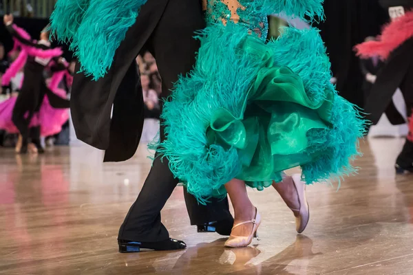 Paar tanzt Standardtanz — Stockfoto