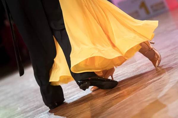 Pareja bailando baile estándar —  Fotos de Stock