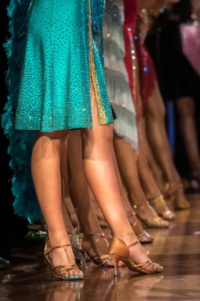 Benen van vrouw dansen latijn dans — Stockfoto