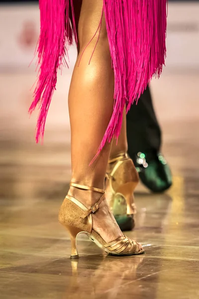 Pernas femininas e masculinas bonitas na dança ativa do salão de baile, dentro de casa — Fotografia de Stock