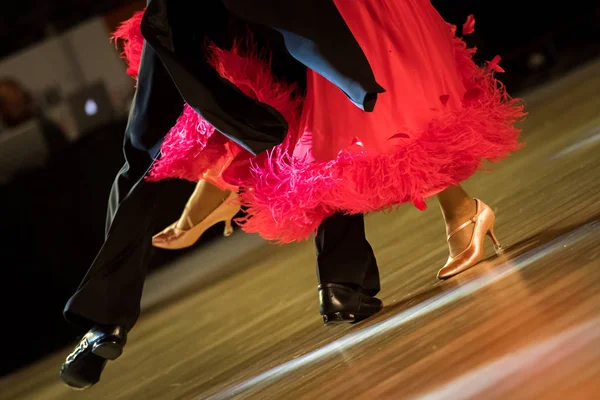 Pár tančících standardních tanců — Stock fotografie