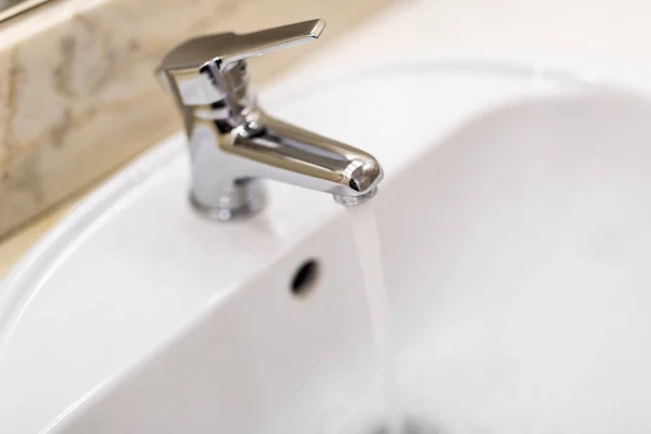 Klasyczne nowoczesne białe umywalki z chromowanym kranem wody — Zdjęcie stockowe