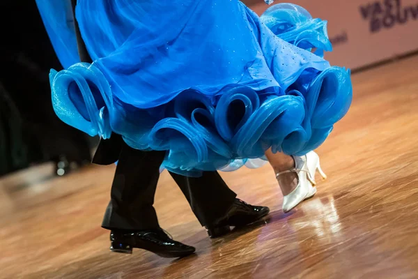 Pareja bailando baile estándar — Foto de Stock