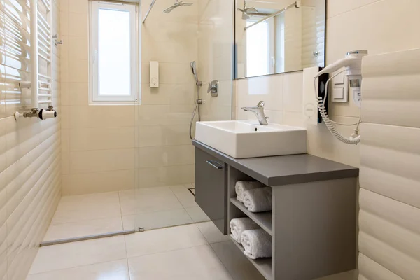 De luxe badkamer interieur en marmeren muur — Stockfoto