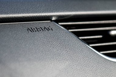 Yeni arabadaki hava yastığı.