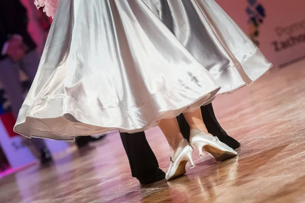 Couple dancing standard dance — Stock Photo, Image