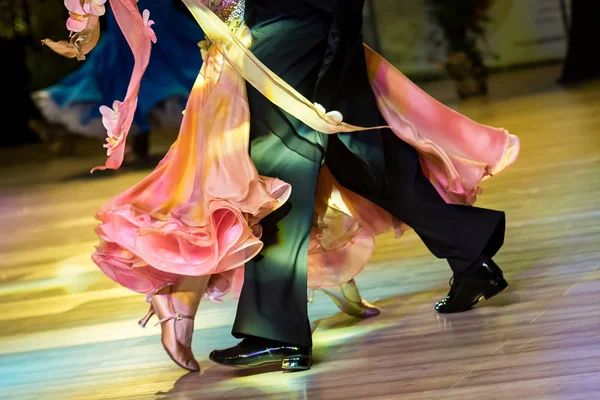 Ζευγάρι χορό τυπικό χορό — Φωτογραφία Αρχείου