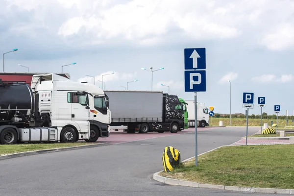 Karayolu yakınındaki otoparkta park işareti — Stok fotoğraf