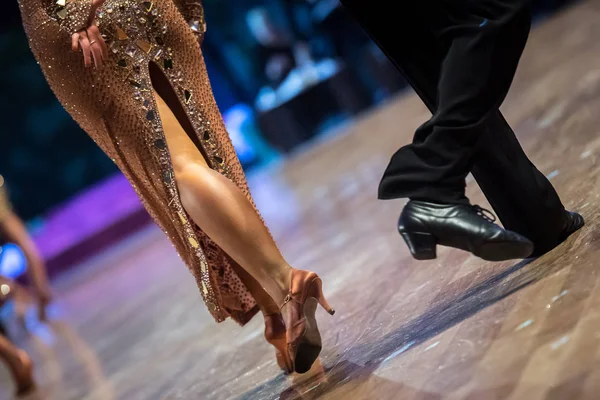 Pár tančící latinské tance — Stock fotografie