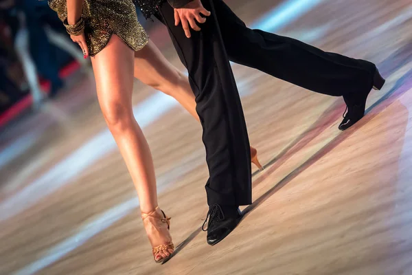 Pareja bailando baile latino — Foto de Stock