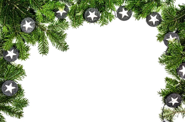 Weihnachtsbaumzweig auf weißem Hintergrund — Stockfoto