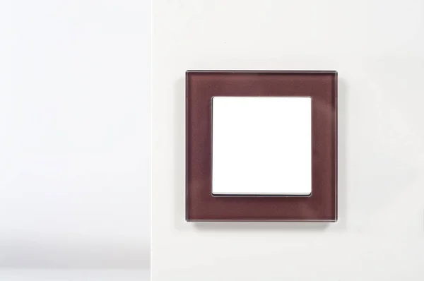 Włącznik światła ze szklaną ramą na ścianie — Zdjęcie stockowe