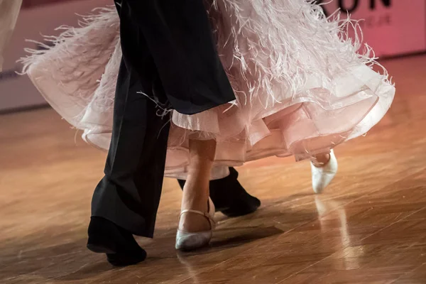 Couple dancing standard dance — Stock Photo, Image