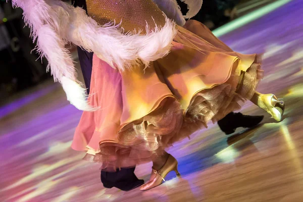 Couple dancing standard dance — Stock Photo, Image