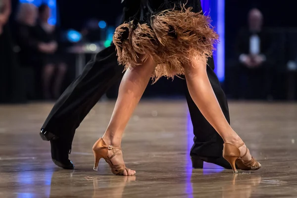 Pareja bailando baile latino —  Fotos de Stock