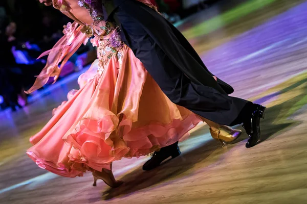 Pareja bailando baile estándar — Foto de Stock