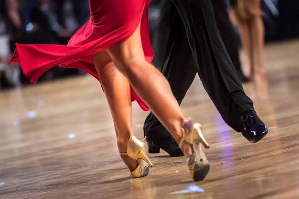 Пара танцующих латинских танцев — стоковое фото