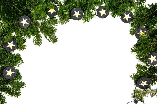 Weihnachtsbaumzweig auf weißem Hintergrund — Stockfoto