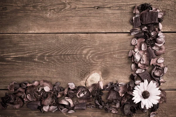 Gedroogde bloemen op oude houten tafel — Stockfoto