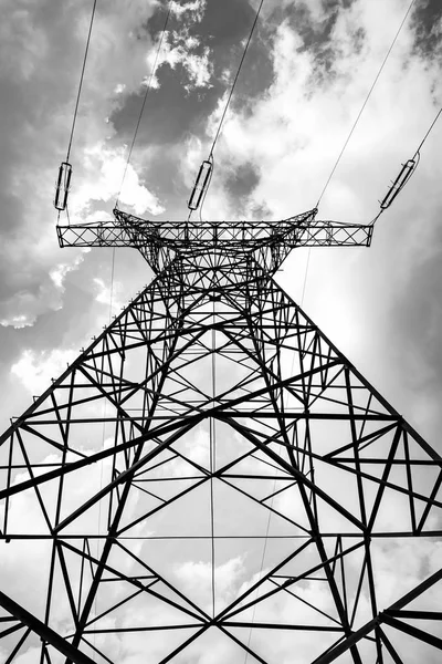 Elektrische pyloon op de bewolkte hemelachtergrond — Stockfoto