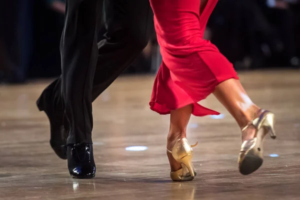 Pareja bailando baile latino —  Fotos de Stock