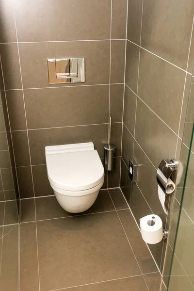Lyxigt badrum med handfat och toalettskål — Stockfoto