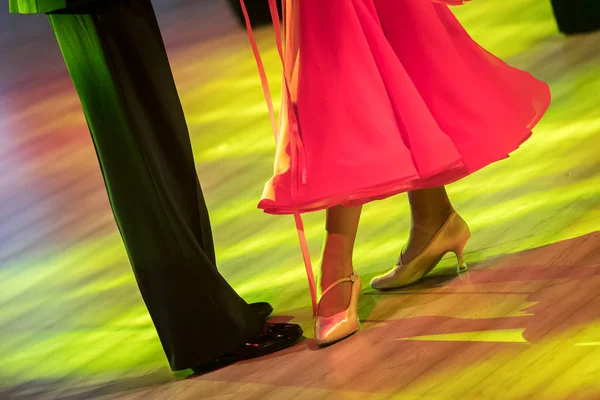 Пара танцює стандартний танець — стокове фото