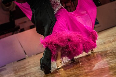 Dans yarışmasında dans eden çift.