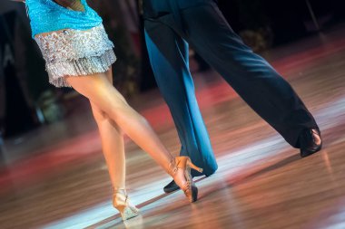 Dans eden bir çiftin bacakları