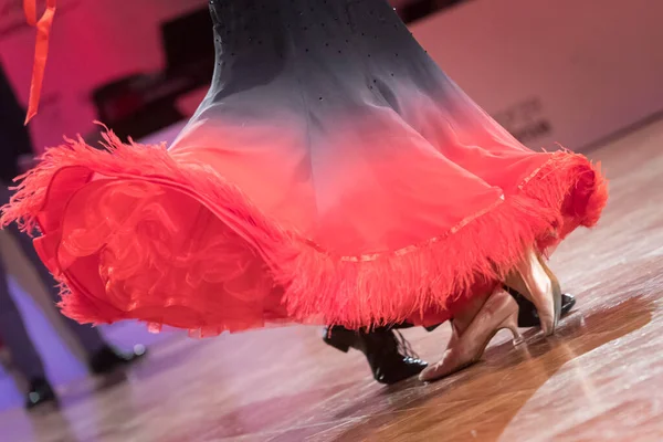 Paar Tanzt Standardtanz Auf Tanzwettbewerb — Stockfoto