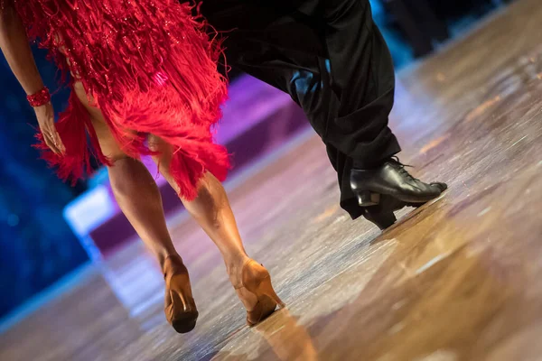 Пара Танцює Латинський Танець Танцмайданчику — стокове фото