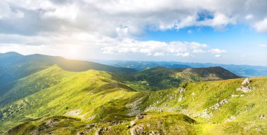 Dağlar panorama ve tepeler, kayalar ve yeşil doğa günbatımı