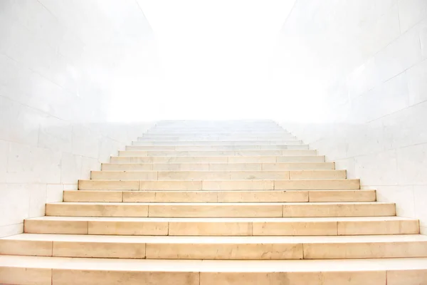 大理石楼梯与楼梯与白色隔绝的背景 — 图库照片