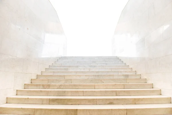 Marmortreppe Mit Treppen Abstrakter Luxusarchitektur Isoliert Auf Weißem Hintergrund — Stockfoto