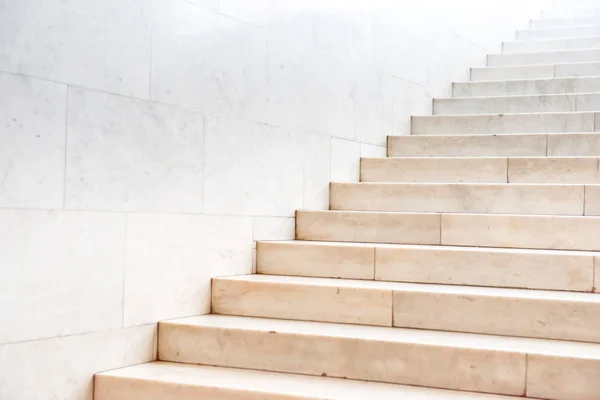 建物の石の階段で大理石の階段 — ストック写真