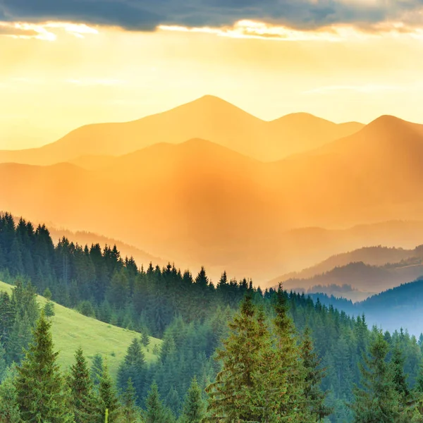 Piękny Zachód Słońca Górach Krajobraz Słońcem Świecącym Przez Pomarańczowe Chmury — Zdjęcie stockowe