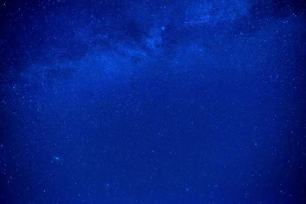 Nacht Dunkelblauer Himmel Mit Vielen Sternen Und Milchstraßengalaxie — Stockfoto