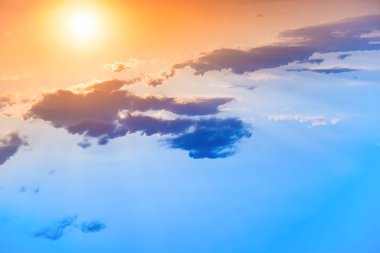 Büyük güneş ve mavi bulut turuncu gökyüzü günbatımı