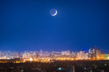 Gece karanlık mavi gökyüzü yıldızlarla new moon ile şehir