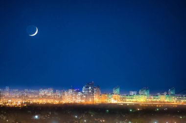 Gece karanlık mavi gökyüzü yıldızlarla new moon ile şehir