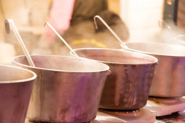 Kazanlarda veya sokak gıda Festivali büyük tencere kaynar