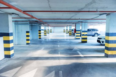 Bir sürü araba ile yeraltı otoparkı