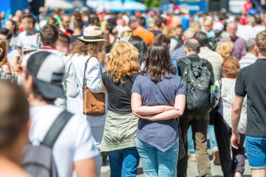 Şehir caddesinde yürüyen bir kalabalık. 