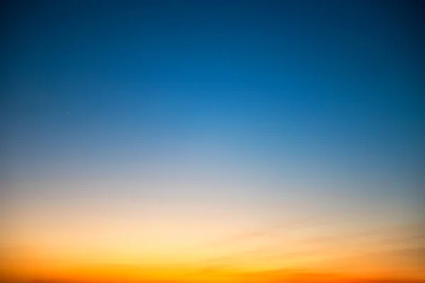 夕阳西下 天空呈现蓝色 橙色和红色的戏剧性色彩 — 图库照片