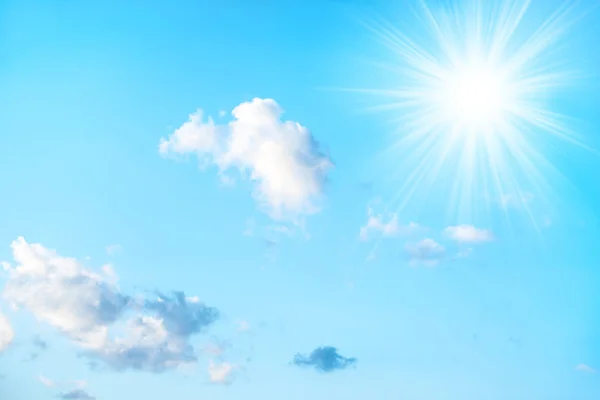 Sol Cielo Azul Nubes Blancas Como Fondo Natural — Foto de Stock