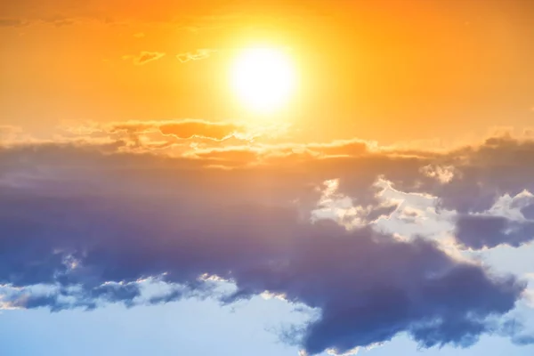 Solnedgång Orange Himlen Med Stora Sol Och Blå Moln — Stockfoto
