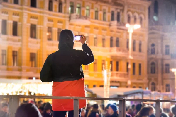 Hombre Con Smartphone Por Noche Calle Ciudad — Foto de Stock