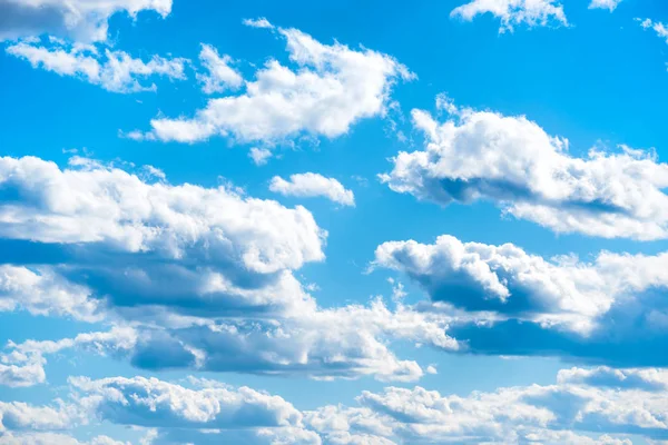 蓝天上的云彩作为自然背景 — 图库照片
